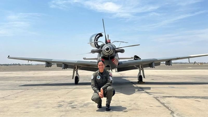 Fotografía de Ashley Vargas, con uno de sus aviones